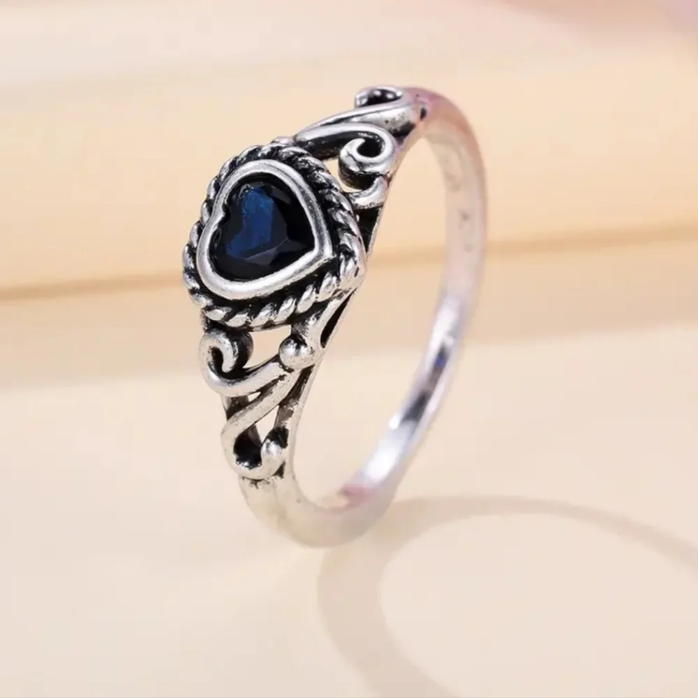 Last one! NEW! Vintage look heart ring size 6